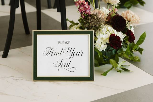 Wedding aisle flowers and black chairs | Photo: @luntfilms
