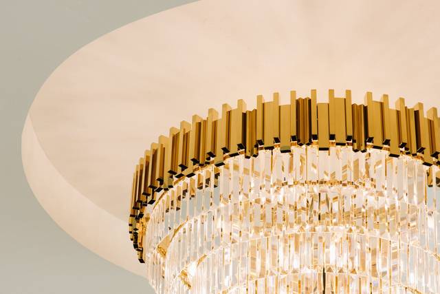 Gold chandelier detail at The Oz | Photo: @luntfilms