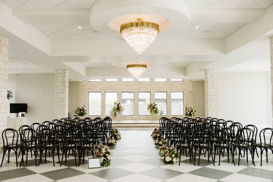 Grand Hall ceremony aisle and checkered floor | Photo: @luntfilms