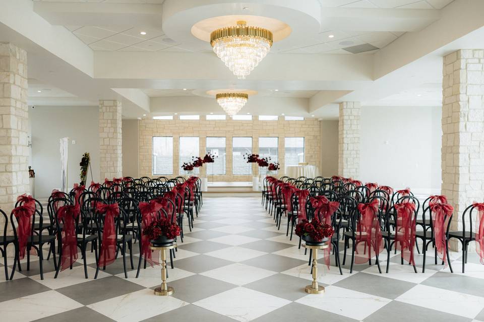 Grand Hall with burgundy wedding florals | Photo: @jennypearlphotography