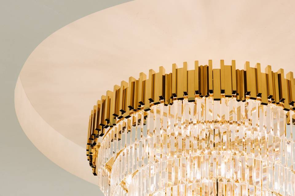 Gold chandelier detail at The Oz | Photo: @luntfilms