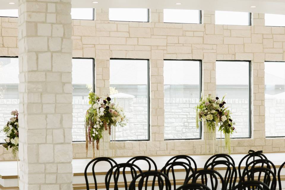 Natural light and ceremony seating at The Oz | Photo: @luntfilms