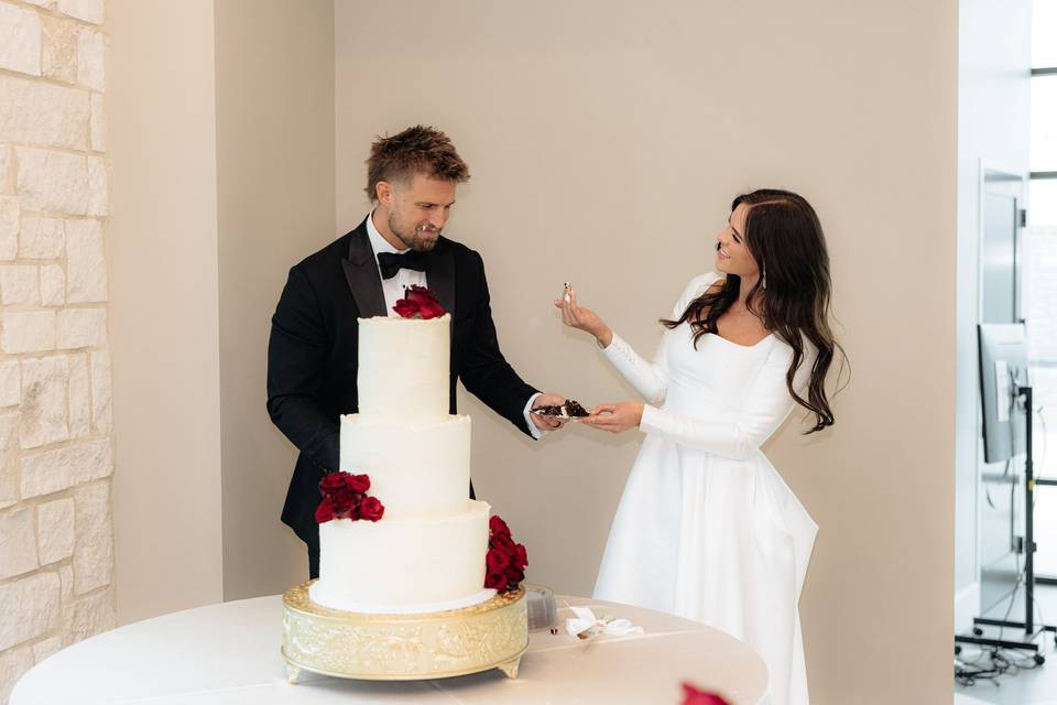 Wedding cake cutting at The Oz | Photo: @jennypearlphotography