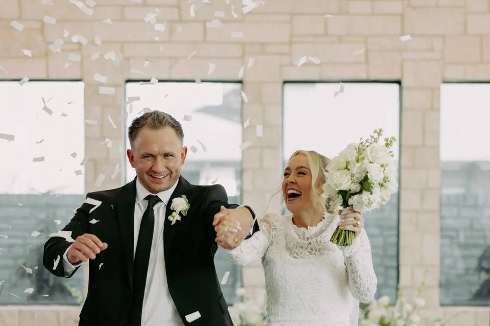 A joyful wedding celebration at The Oz | Photo: @annieeyringphoto