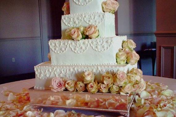 The ivory piping on this light green cake matches the bride's veil.