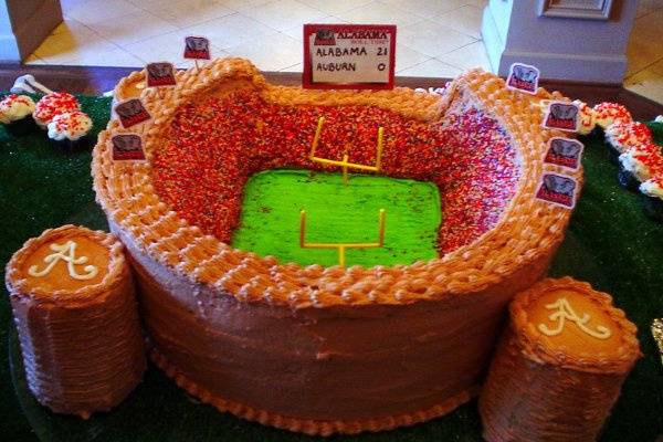 Bryant Denny Stadium groom's cake serves about 100 guests.