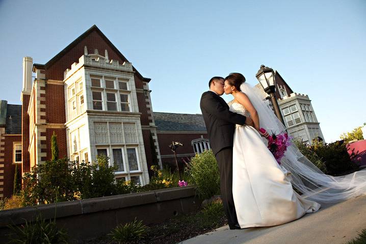 Couple kiss | Photo by: Geoff White Photographers