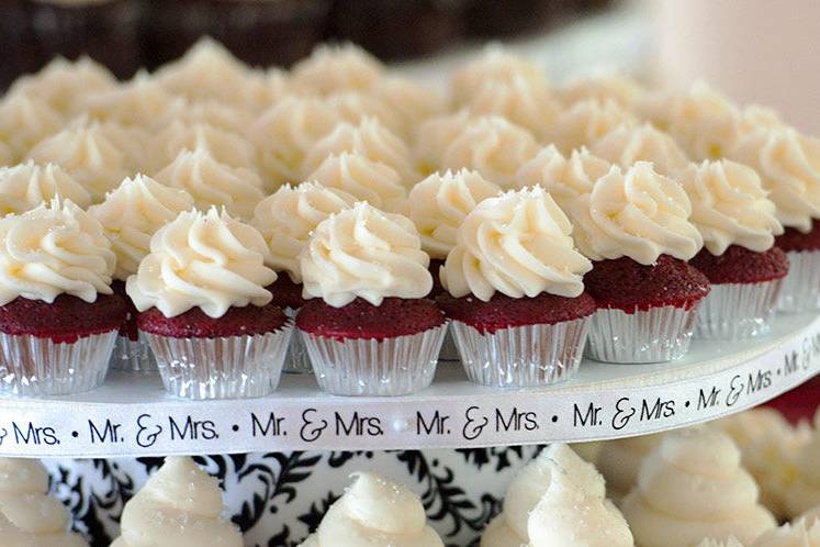 Mr. & Mrs. mini cupcakes in Southern Red Velvet