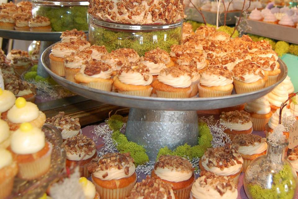 Bourbon pecan wedding cupcakes at a historic mansion