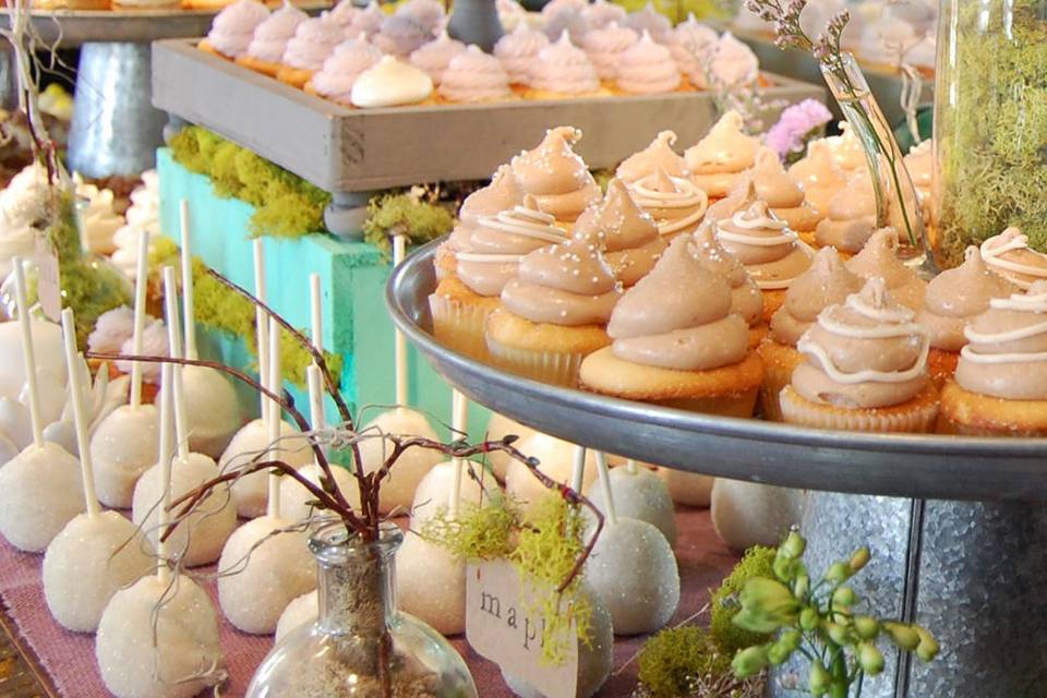 Trays & tiers of wedding cupcakes and cake pops at a historic mansion