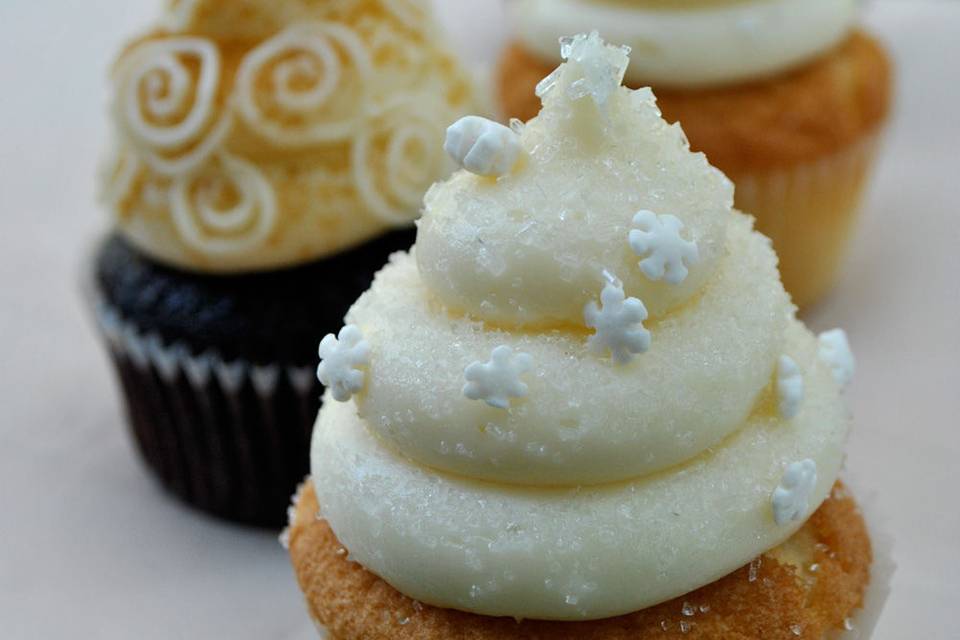 Wedding cupcakes at a summertime wedding