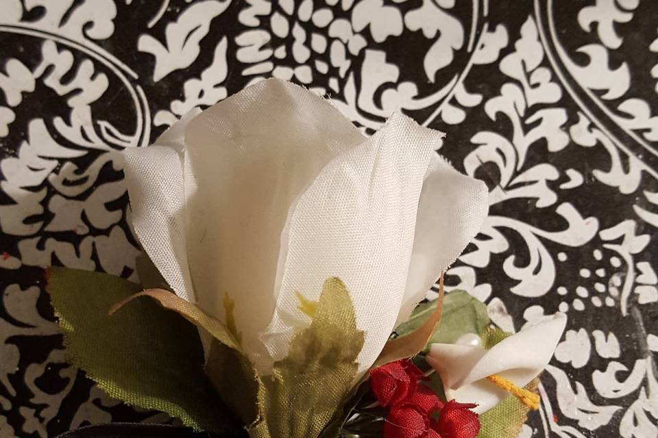 White Rosebud w/ Red BB