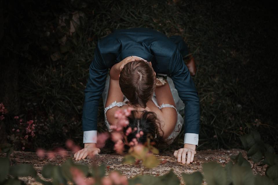 Kissing on wall