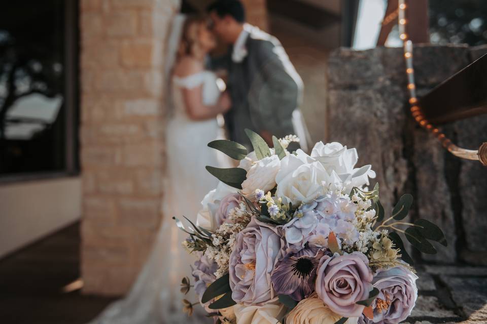 Kiss behind flowers