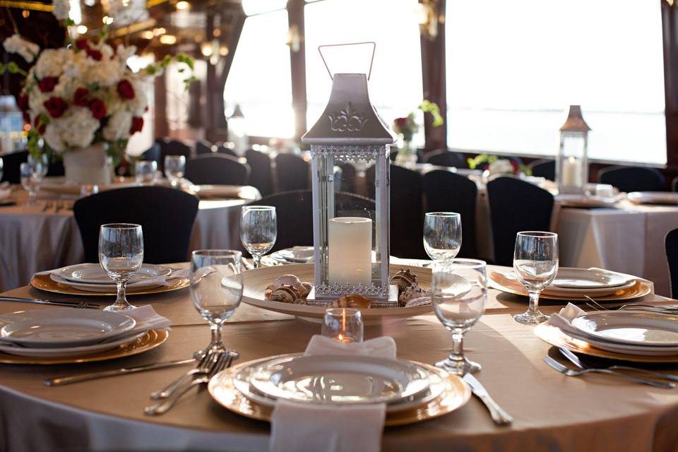 Table setting and centerpiece