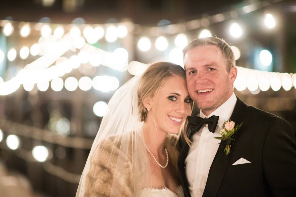 Newlyweds underneath the arch