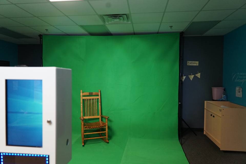 NLE GREEN SCREEN -  Customize your background with our Green Screen