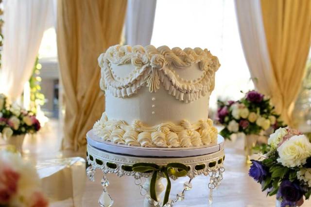 Lambeth-Style Wedding Cake