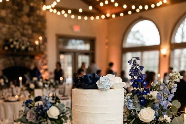 Two tiers wedding cake