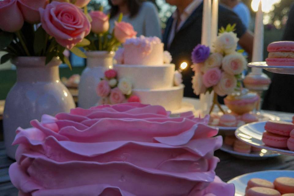A romantic rose-shaped wedding