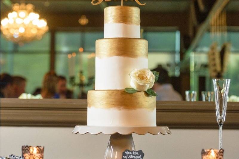 Wedding cake with gold touch