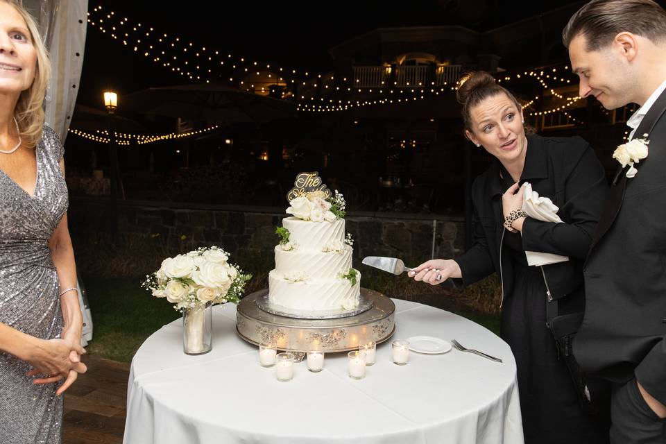 Here's How To Cut The Cake