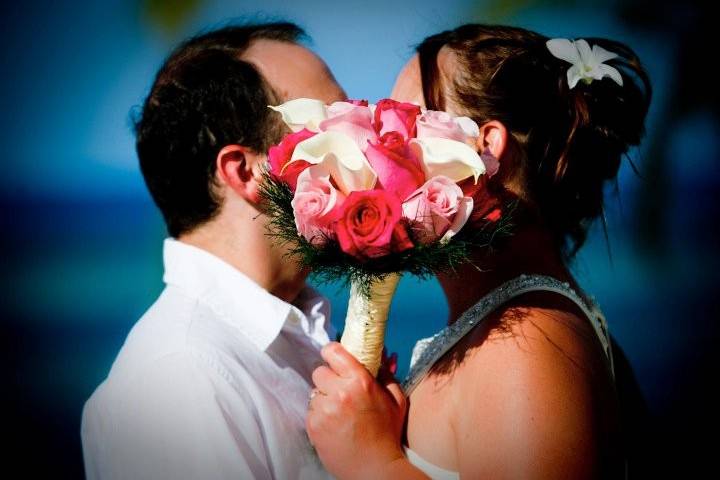 Kiss behind a bouquet