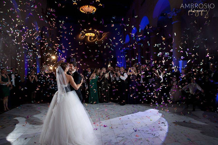 Beautiful first dance under amazing confetti