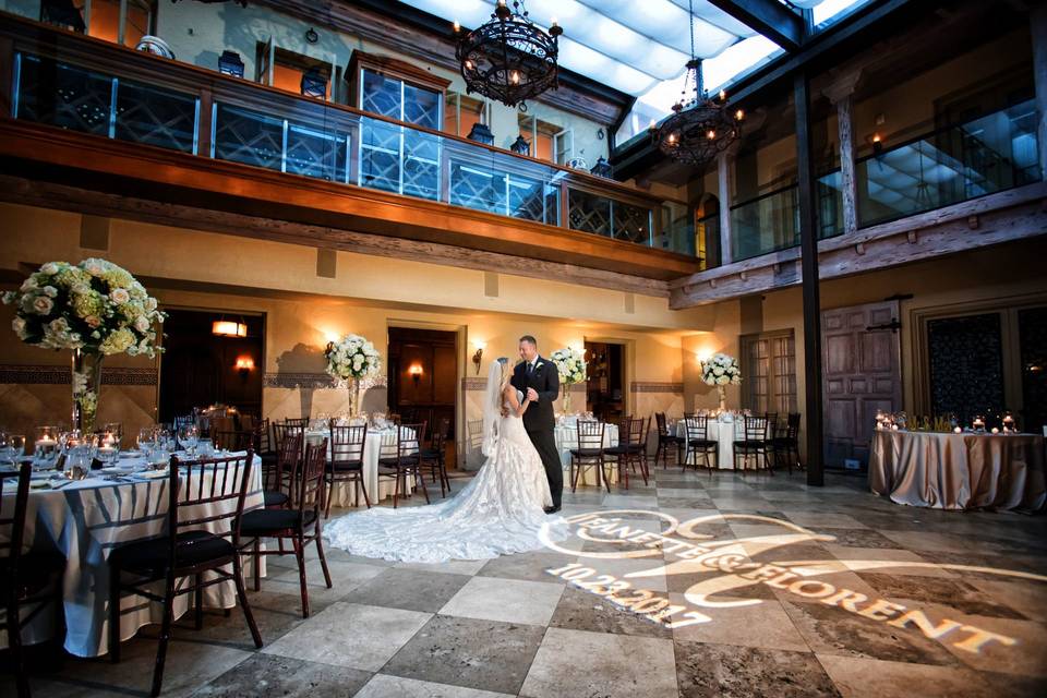 Beautiful first dance under amazing confetti