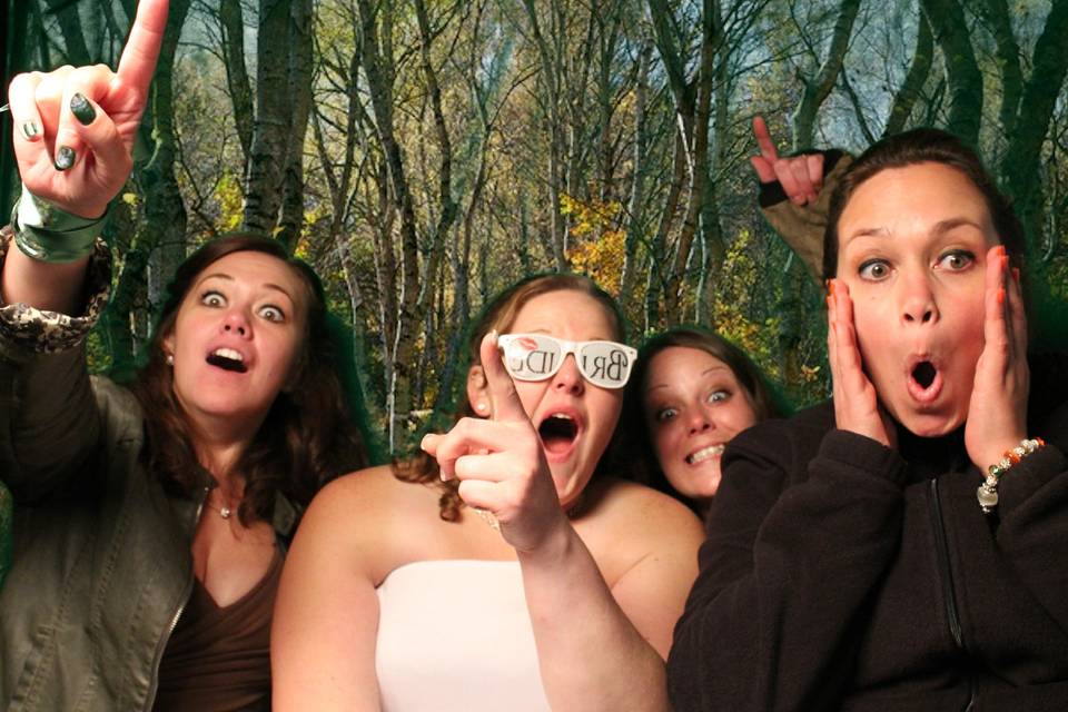 Happy Snapz Photo Booth and DJ Services