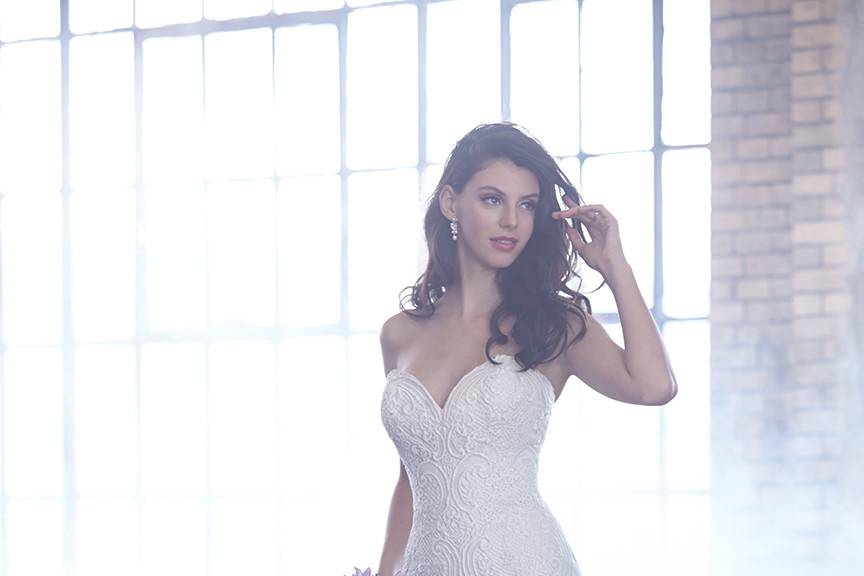 Style	MJ101	<br>	Scalloped lace overlay composes the bodice of this delicate A-line gown.