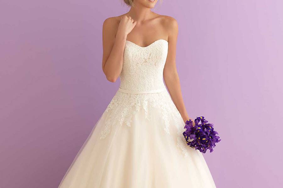 Style 2914 <br> Fit for royalty, this cap sleeved ballgown pairs gorgeous lace with shimmering satin.