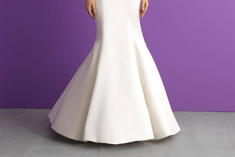 Style 3006		This lace-topped ballgown features a bateau neckline and elbow length sheer sleeves.
