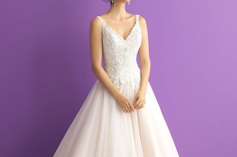 Style 3014		Whimsically romantic, this gown features a tulle skirt and a sweet scooped back.