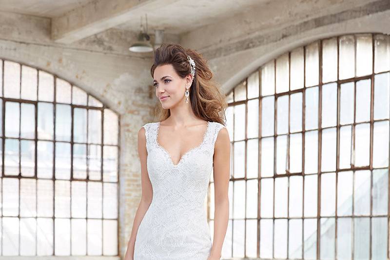 Style MJ302		This lace gown features scalloped hemline and a keyhole back.