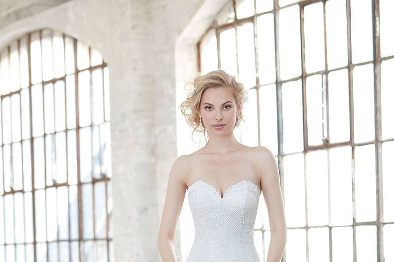 Style MJ311		Nothing is sweeter than this simple tulle and lace gown.