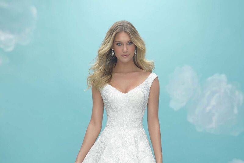 Allure Bridals	9474T	<br>	This detachable tulle train features romantic lace appliques.