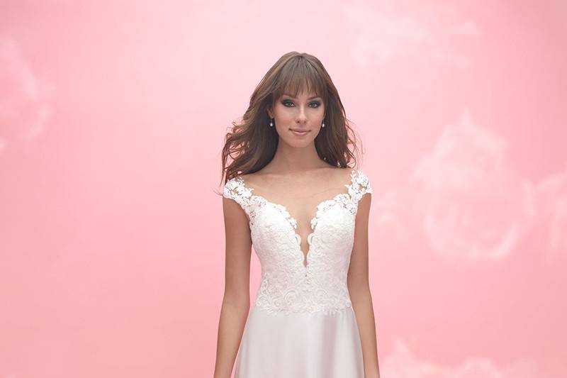 Allure Romance	3053	<br>	Lace applique roses compose the bodice of this classic tulle ballgown.