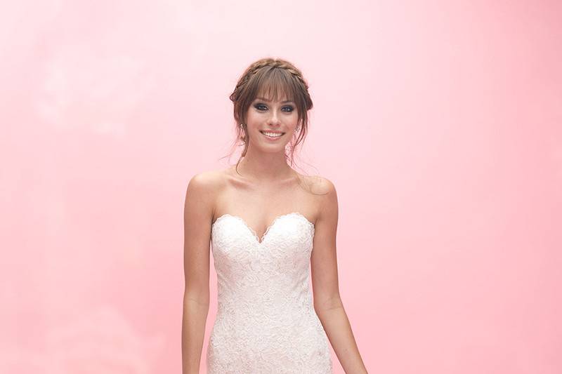 Allure Romance	3064	<br>	Delicately scalloped, this lacy sweetheart bodice leads to a subtly flared tulle skirt.