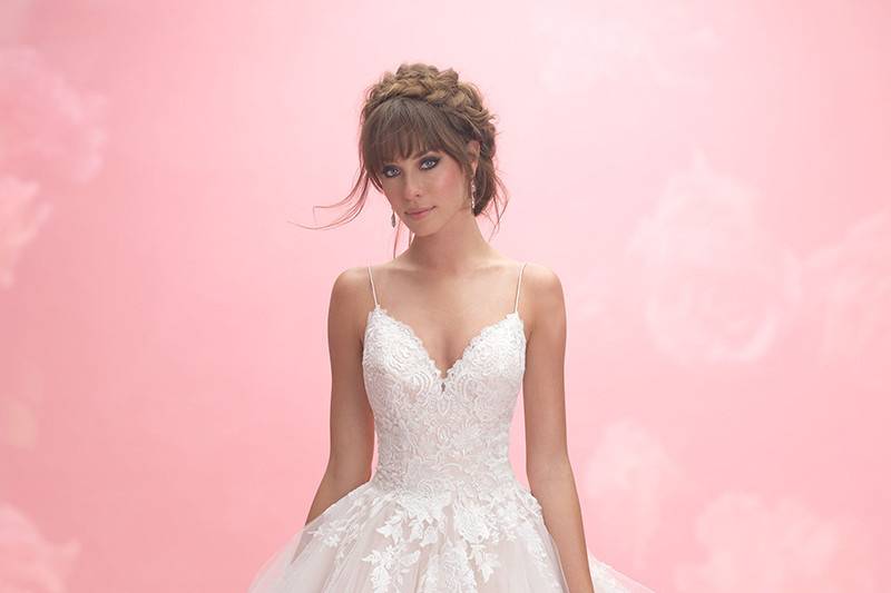 Allure Romance	3066	<br>	Layered lace brings textural beauty to this sleeveless, slim-fitting gown.