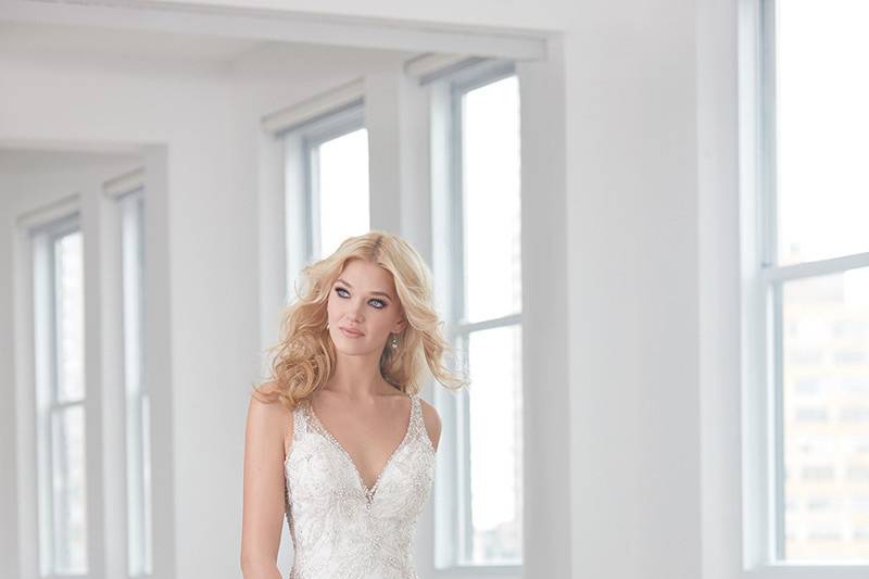 Madison James	MJ361	<br>	This strapless lace sheath proves that simple is stunning.