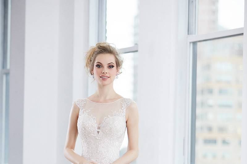 Madison James	MJ370	<br>	This lace sheath features demure illusion cap sleeves, along with a sheer back.