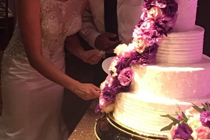 The couple slicing cake