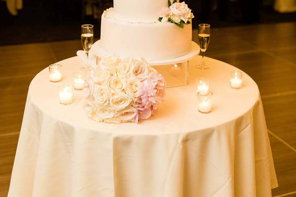 Minimal wedding cake design