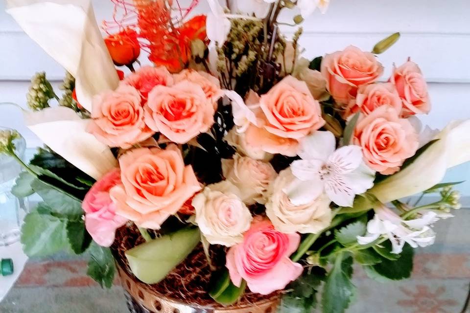 Peach Roses & Ranunculus