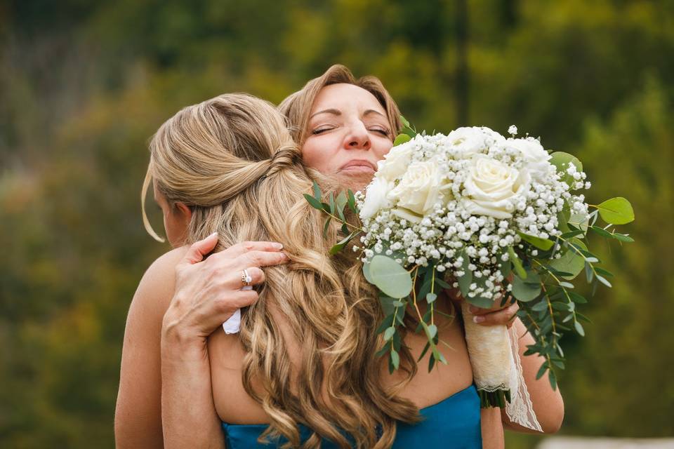 Bride hugging daughter