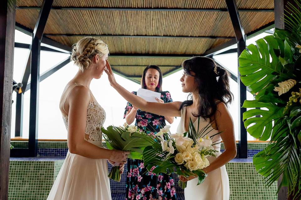 Careful moment at the ceremony
