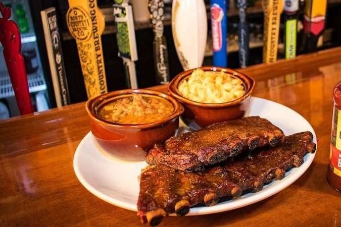Ribs with beans and mac'n'cheese