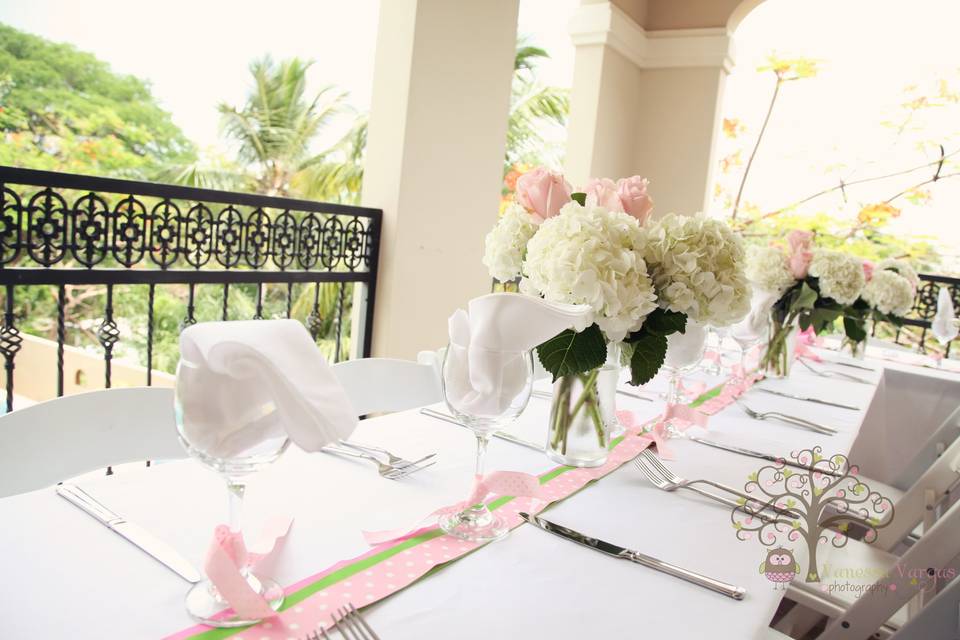 Tablescape done in pink, white and green. Simple, but makes a statement.