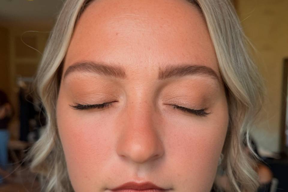 Soft and natural bridesmaid